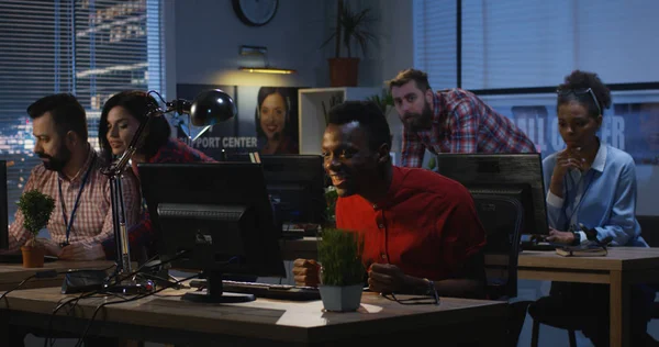 Homem de sucesso comemorando com colegas de trabalho — Fotografia de Stock