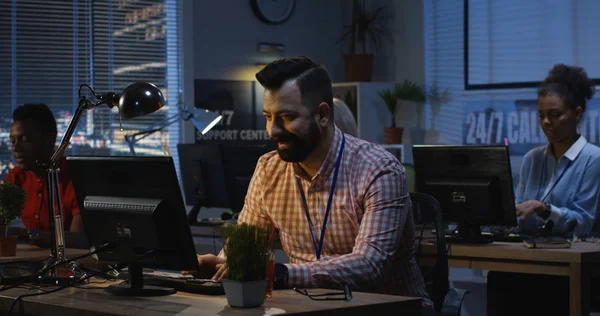Heyecanlı başarılı ofis çalışanı