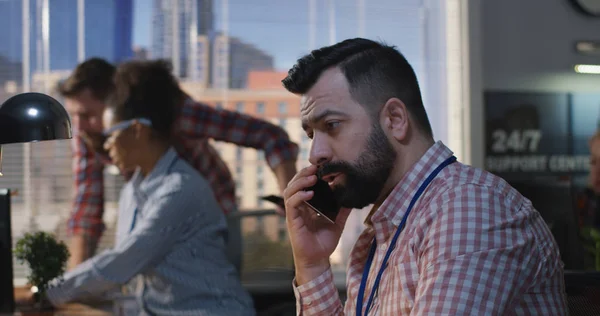 Hombre hablando por teléfono en una oficina — Foto de Stock