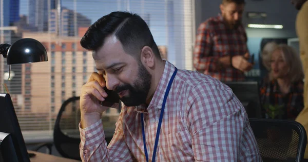 Homem falando ao telefone em um escritório — Fotografia de Stock