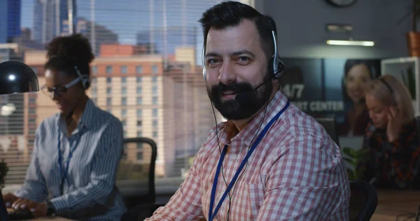 Homem trabalhando em sua mesa em um call center — Fotografia de Stock