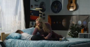 Anne üzgün çocuğu teselli ediyor.