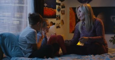 Anne konuşan kardeşlerle konuşuyor