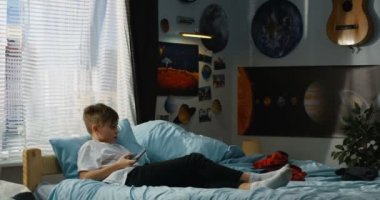 Anne tartışıyor ile oğul hakkında dağınık Oda