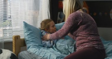 Annesi hasta kızı dikkat çekici