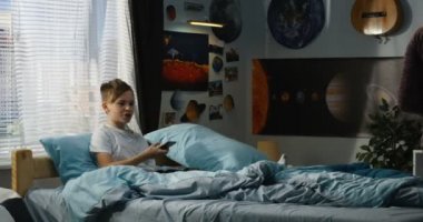 Anne tartışıyor ile oğul hakkında dağınık Oda