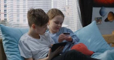 Çocuk ve kız online alışveriş