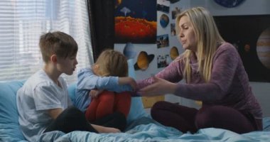 Anne uzlaşan kardeş ve kardeş