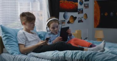 Erkek ve kız yatakta birlikte rahatlatıcı