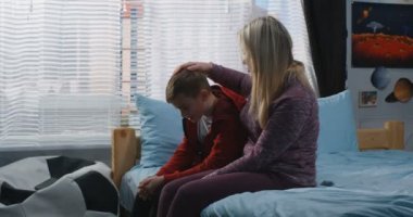 Anne oğlu ile konuşuyor