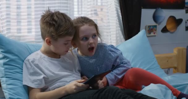 Junge und Mädchen kaufen online ein — Stockvideo