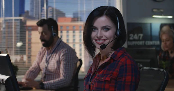 Frau arbeitet an seinem Schreibtisch in einem Callcenter — Stockfoto