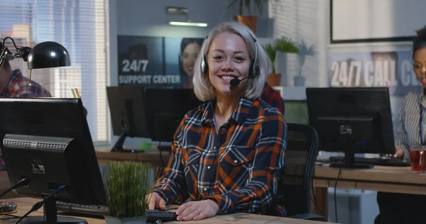 Frau arbeitet an seinem Schreibtisch in einem Callcenter — Stockfoto