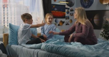 Anne konuşan kardeşlerle konuşuyor