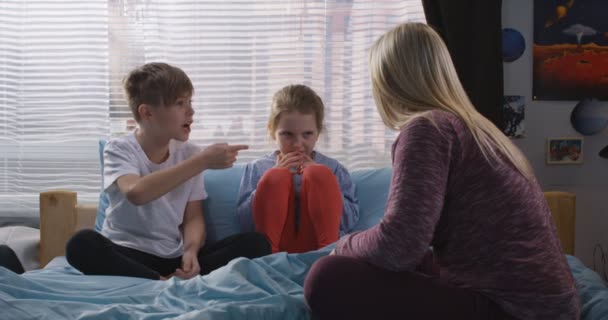 Mother talking with bickering siblings — Stock Video