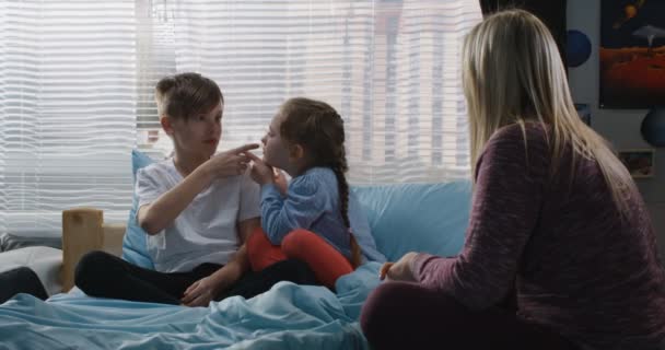 Moeder praten met gekibbel broers en zussen — Stockvideo