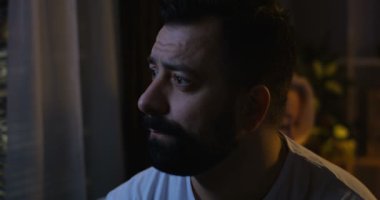 Çift yatakta oturan argüman sonra