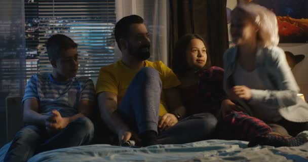 Семья снимает себя в спальне — стоковое видео