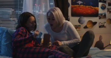 Anne ve kızı sohbet ediyorlar.