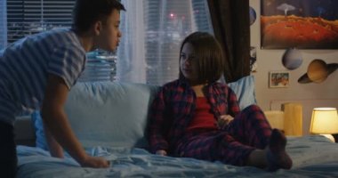 Oğlan kapma Smartphone itibaren onun kız kardeşi