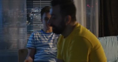 Baba ve oğul ciddi konuşma