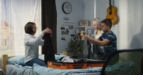침실에서 가족 포장 — 비디오