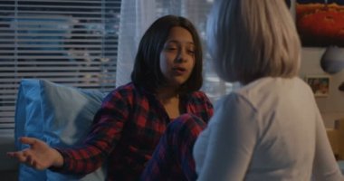 Anne ve kızı tartışıyor.