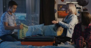 Anne yardım oğul ve kız Packing