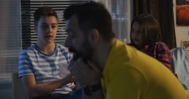 Baba oğul ve kızı ile konuşuyor