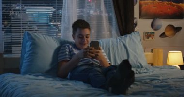 Oğlan kullanma Smartphone süre kız atlar üzerinde ona