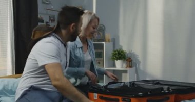 Aile yardım Anne paketleme