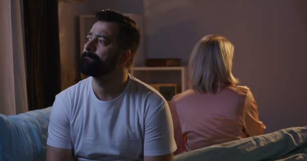 Casal tendo discussão tarde da noite — Vídeo de Stock
