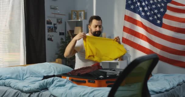 Hombre empacando en una maleta — Vídeo de stock