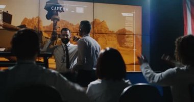 Mars misyonunu kutlayan teknisyenler