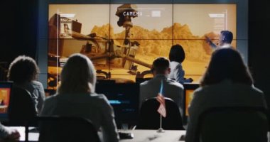 Görev lideri kontrol odasında brifing veriyor