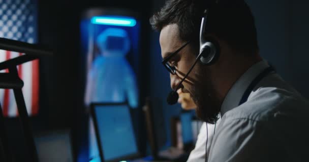 Techniciens travaillant à leur bureau 