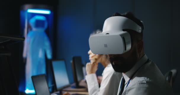 Техник, использующий гарнитуру VR — стоковое видео