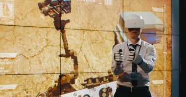 Vr kulaklık ve dış iskelet eldivenleri kullanan teknisyen