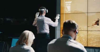 Vr kulaklığı kullanan Mars görev lideri