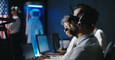 Masasında çalışan teknisyen