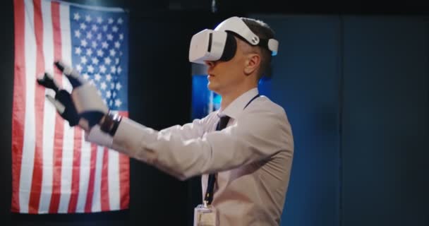 Técnico que utiliza auscultadores VR e luvas de exoesqueleto — Vídeo de Stock