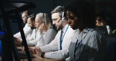 Neşeli teknisyenler kutluyor