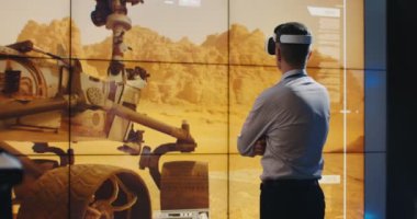 Vr kulaklığı kullanan Mars görev lideri