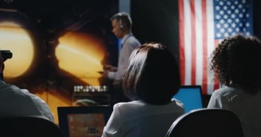 Mars seferine bakan teknisyen