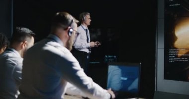 Mars görevine bakan teknisyenler