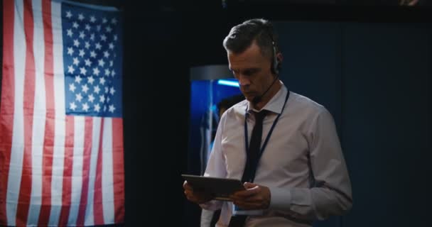 Técnico femenino dando briefing — Vídeo de stock