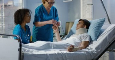 Hastane yatağında yatan çocuk