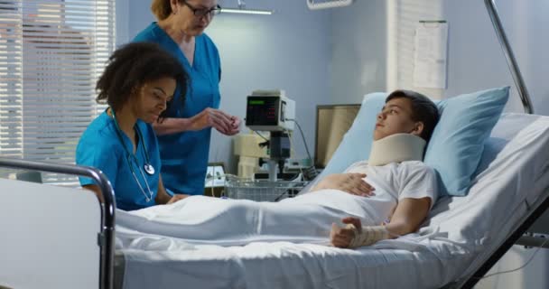 Niño acostado en la cama del hospital — Vídeos de Stock