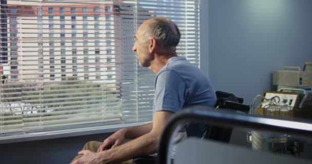 Patient âgé à l'hôpital près de la fenêtre — Video