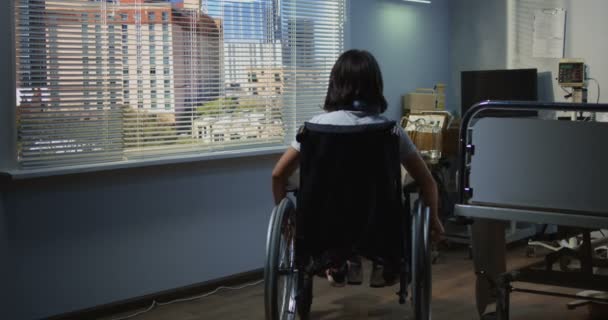 Patiente assise en fauteuil roulant à l'hôpital — Video